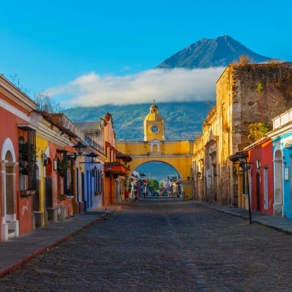 Séjour linguistique à Antigua (Guatemala) avec Sherwood School : vivez une immersion totale en espagnol dans une ville historique, formation éligible au CPF.