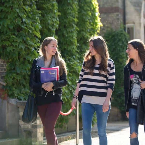 L'apprentissage des langues sans frontières : découvrez le quotidien de nos apprenants en pleine immersion culturelle lors d'un séjour à l'étranger avec Sherwood School.