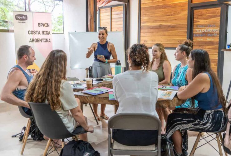 Inmersion linguistique d'espagnol au Costa Rica : optimisez vos compétences avec les cours de notre centre partenaire Expanish et Sherwood School.