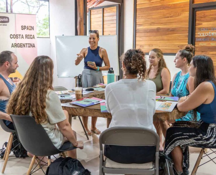 Inmersion linguistique d'espagnol au Costa Rica : optimisez vos compétences avec les cours de notre centre partenaire Expanish et Sherwood School.