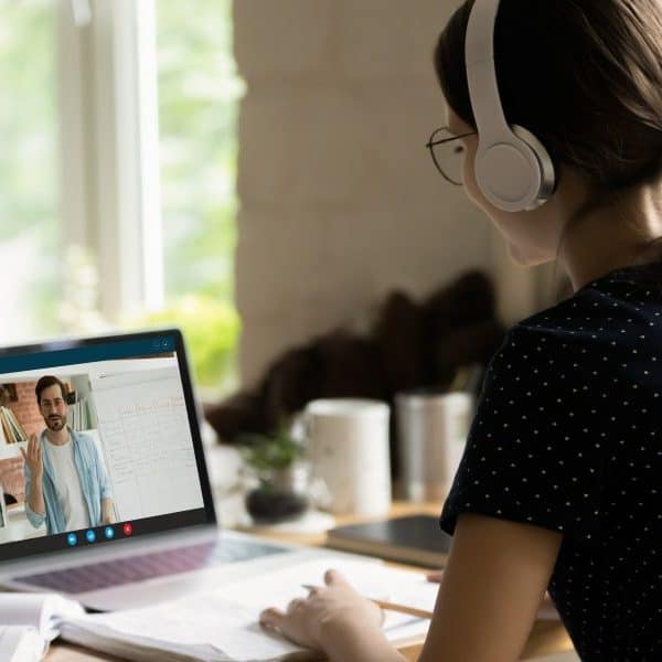 Cours d'anglais, espagnol, italien, allemand et français en ligne avec Sherwood School : formez-vous à distance grâce au CPF.