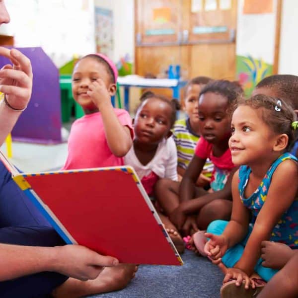 Enseigner les langues aux enfants avec la méthode Montessori grâce à Sherwood School : découvrez nos formations certifiantes éligibles au CPF.