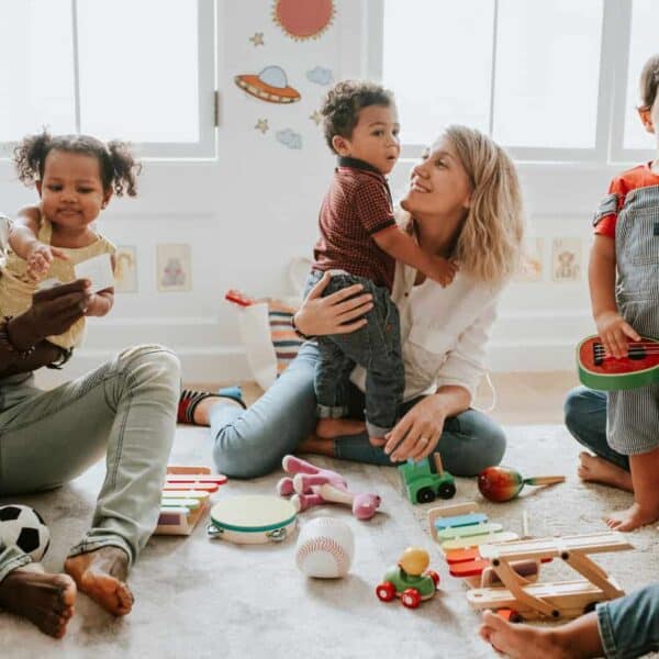 Introduction à la méthode Montessori pour parents et enfants avec Sherwood School : découvrez les clés de la parentalité positive et bienveillante.
