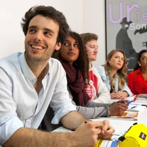 Développer ses compétences linguistiques sous le soleil de Séville : focus sur les étudiants adultes pendant leur leçon d'espagnol, en partenariat avec Sherwood School (éligible au CPF).