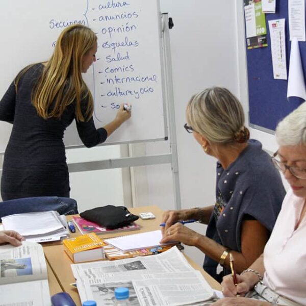 Une immersion culturelle sur mesure en Andalousie : cours d'espagnol pour seniors à l'école CLIC Séville, la formule idéale pour voyager et progresser à son rythme avec Sherwood School.