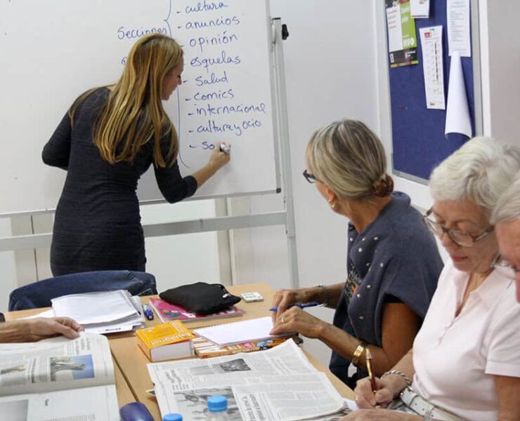 Une immersion culturelle sur mesure en Andalousie : cours d'espagnol pour seniors à l'école CLIC Séville, la formule idéale pour voyager et progresser à son rythme avec Sherwood School.
