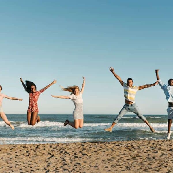 Jeunes étudiants souriants pendant une activité au Summer Camp de Sherwood School à La Baule, alliant loisirs et apprentissage des langues.