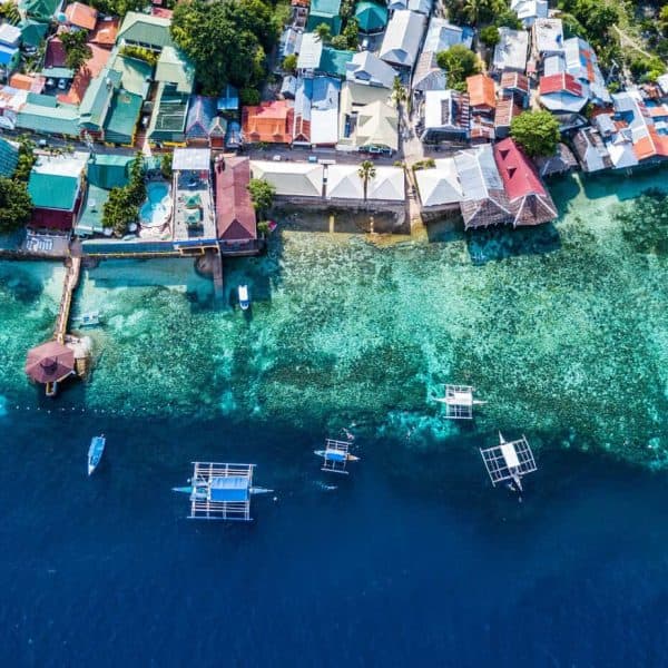Vue aérienne du port et de la plage à Cebu, Philippines : destination proposée par Sherwood School pour apprendre l'anglais en immersion.