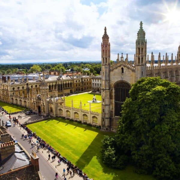 Découvrez le prestige de Cambridge et maîtrisez la langue anglaise en immersion avec l'accompagnement et la garantie de qualité de Sherwood School.
