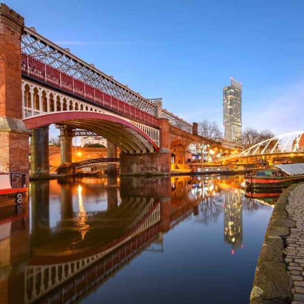 Apprenez l'anglais en immersion à Manchester lors d'un séjour linguistique dynamique avec Sherwood School, la formule idéale pour progresser au Royaume-Uni (CPF).