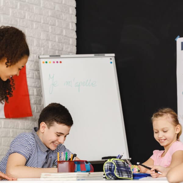Cours collectifs de langues pour enfants avec Sherwood School : apprenez l'anglais en vous amusant grâce à nos ateliers interactifs et dynamiques.